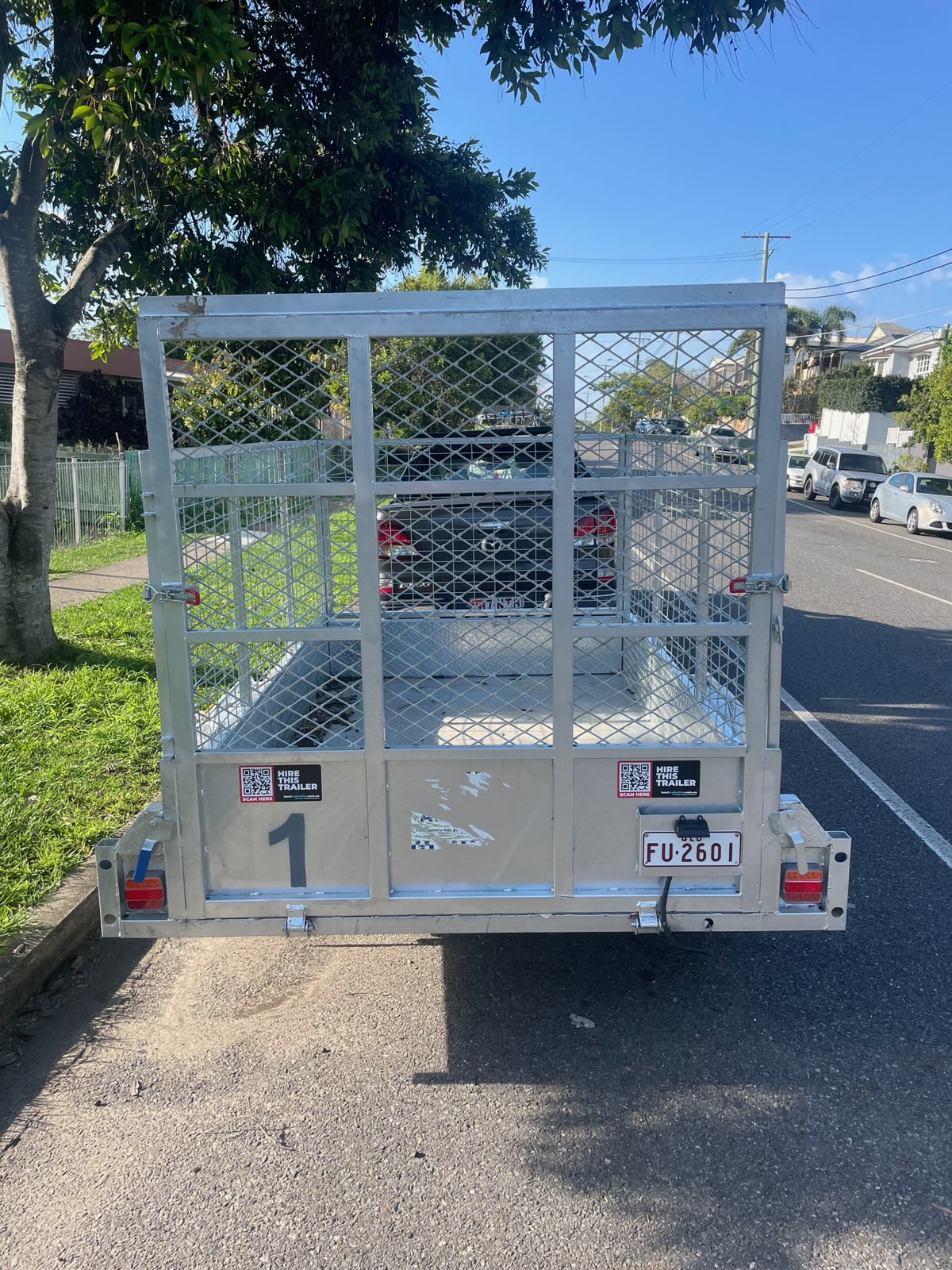 Heavy-duty trailer with loading ramp extended