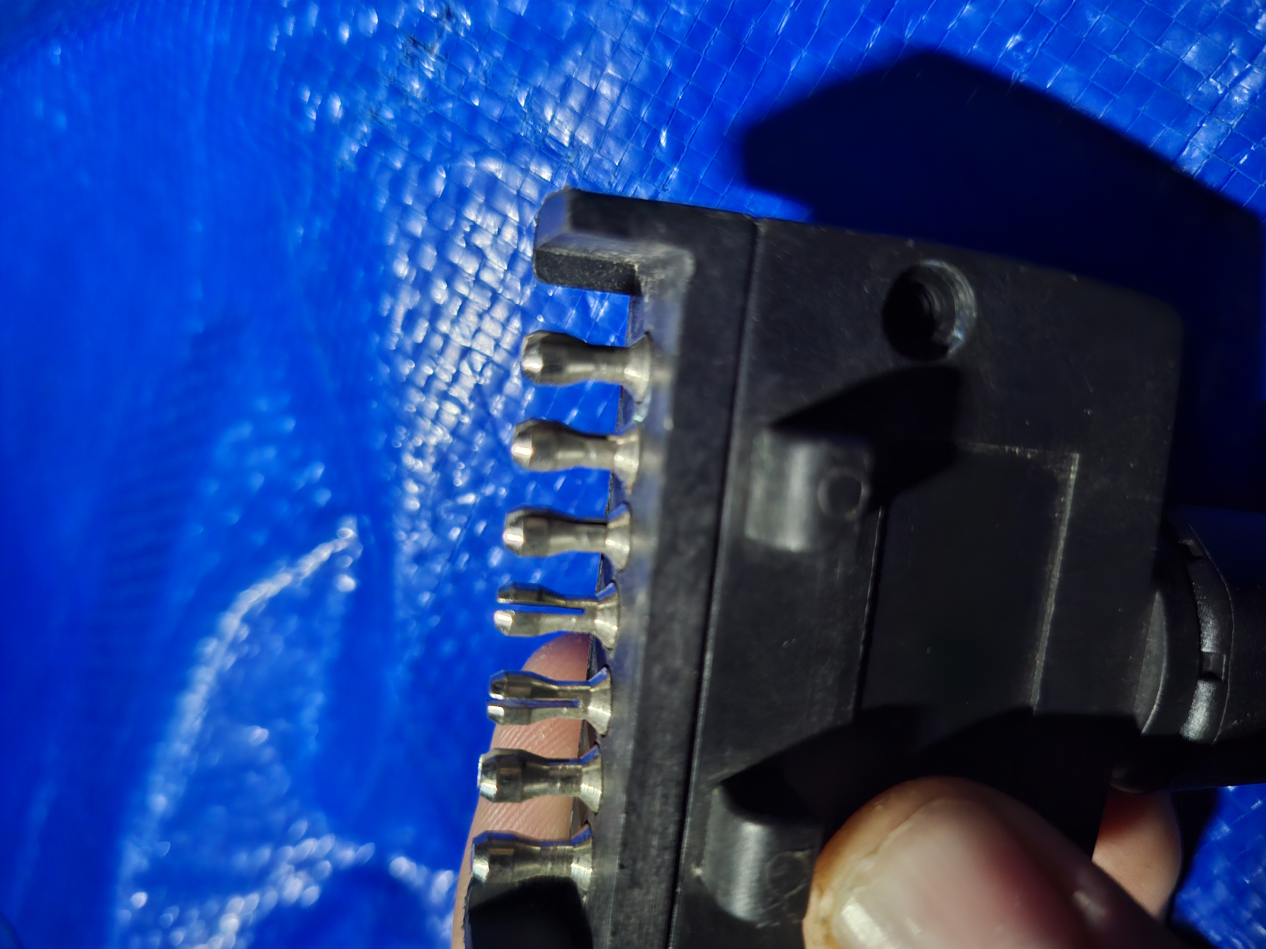 7-pin trailer connector showing the correct gap in each pin tip